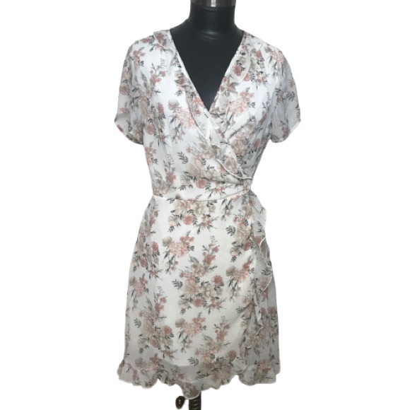 Charlotte Russe Dresses & Skirts - Charlotte Russe Size Small Floral Wrap Dress